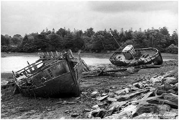 Vieilles coques de bateaux abandonn&eacute;es par les flots dans le port de Benodet. Pour revenir &agrave; la galerie, cliquez sur la photo.